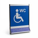 Пиктограмма тактильная, модульная "Обособленный туалет доступный для инвалидов на кресле-коляске", с наклонным синем полем, белым шрифтом, одинарная, М18